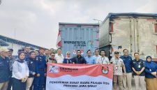 
KPU Jawa Barat resmi mendistribusikan surat suara untuk Pemilihan Kepala Daerah (Pilkada) Serentak tahun 2024, Minggu (27/10/2024). (Foto: deram/dara)
