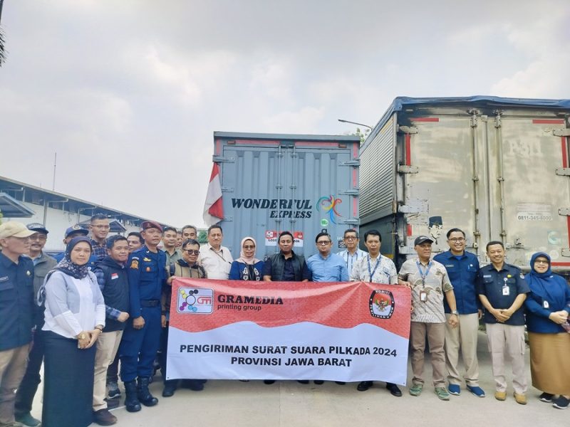 
KPU Jawa Barat resmi mendistribusikan surat suara untuk Pemilihan Kepala Daerah (Pilkada) Serentak tahun 2024, Minggu (27/10/2024). (Foto: deram/dara)
