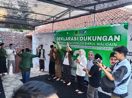 
Pimpinan Pusat Pemuda Birrul Walidain deklarasi dukungan untuk pasangan Syakur Amien - Putri Karlina di Pilkada Garut, Minggu (6/10/2024).(Foto: andre/dara)

