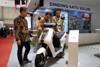 FIFGROUP menawarkan program dan promo spesial untuk setiap kredit khusus motor Honda mulai
dari tipe matic, sport, hingga motor listrik.
Dari kiri ke kanan : NMC Marketing Financing Regional II Division Head FIFGROUP, Benny
Setiawan, Project Director FIFGROUP di IMOS 2024, Daniel Hartono, NMC Marketing Financing
Regional I Division Head FIFGROUP, Ronald Bintoro (Foto: Istimewa)