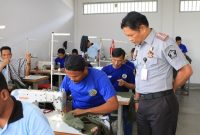 
Kalapas Kelas IIA Banceuy Bandung, Ronny Widiyatmoko meninjau
kegiatan industri garmen di Lembaga Pelatihan Kerja Banceuy Karya Mandiri Senin (7/10/2024). (Foto: Ist)