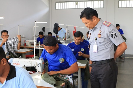 
Kalapas Kelas IIA Banceuy Bandung, Ronny Widiyatmoko meninjau
kegiatan industri garmen di Lembaga Pelatihan Kerja Banceuy Karya Mandiri Senin (7/10/2024). (Foto: Ist)