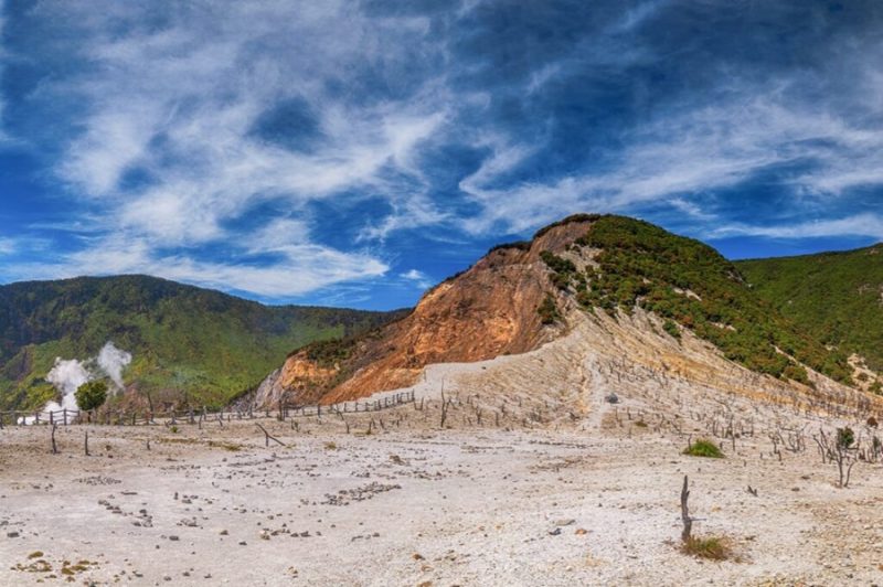 Gunung Papandayan terletak di Kabupaten Garut. Tinggi gunung ini mencapai 2.665 MDPL.(Foto: Ist)
