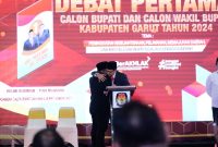 
Paslon Bupati-Wakil Bupati Garut nomor urut 1, Helmi Budiman-Yudi Nugraha berpelukan usai debat publik Pilkada Garut di Hotel Santika Garut, Rabu (23/10/2024) malam.(Foto: andre/dara)

