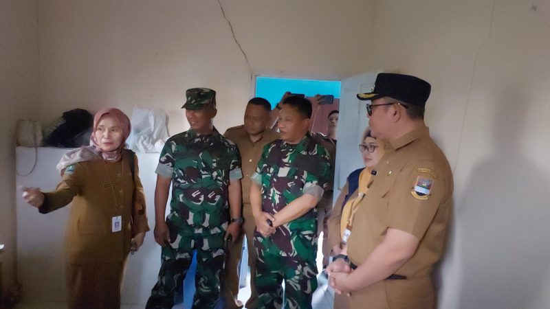 Pj Bupati Bandung Barat, Ade Zakir saat meninjau pelayanan KB pada acara BSMSS (Foto: Istimewa)