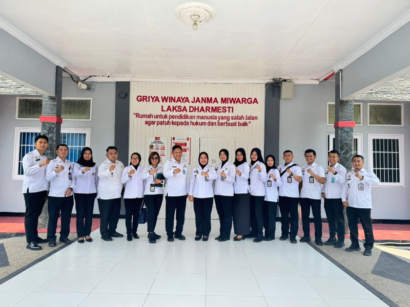 Lapas Perempuan Bandung melakukan kunjungan studi tiru ke Laps Kelas IIA Garut dalam rangka meningkatkan kualitas pelayanan publik bagi Masyarakat dan Warga Binaan Pemasyarakatan (WBP), Rabu (2/10/2024)(Foto: Istimewa)