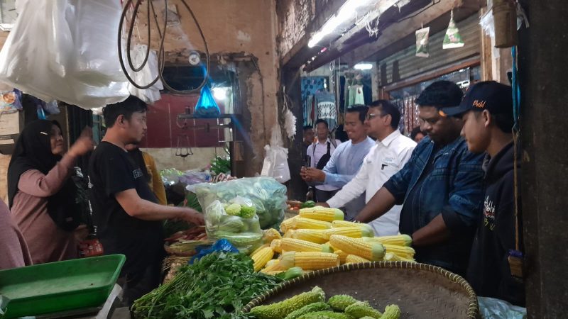 Calon Bupati Garut nomor urut 1, dr. Helmi Budiman, berbincang dengan sejumlah pedagang di Pasar Guntur Ciawitali Garut untyuk menampung aspirasi para pedagang, Kamis (3/10/2024)(Foto: Istimewa)