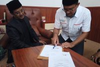 Calon Bupati Garut, Helmi Budiman, tanda tangani fakta integritas siap jalankan emam poin tuntutan MUGART, Jumat (4/10/2024)(Foto: Istimewa)