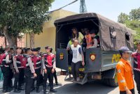 Personel Polres Garut melakukan razia premanisme di kawasan perkotaan Garut, Minggu (6/10/2024)(Foto: Istimewa)