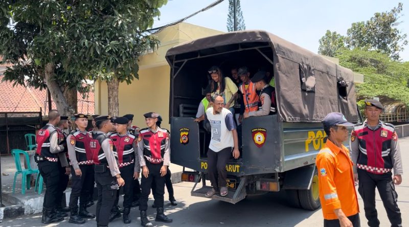 Personel Polres Garut melakukan razia premanisme di kawasan perkotaan Garut, Minggu (6/10/2024)(Foto: Istimewa)