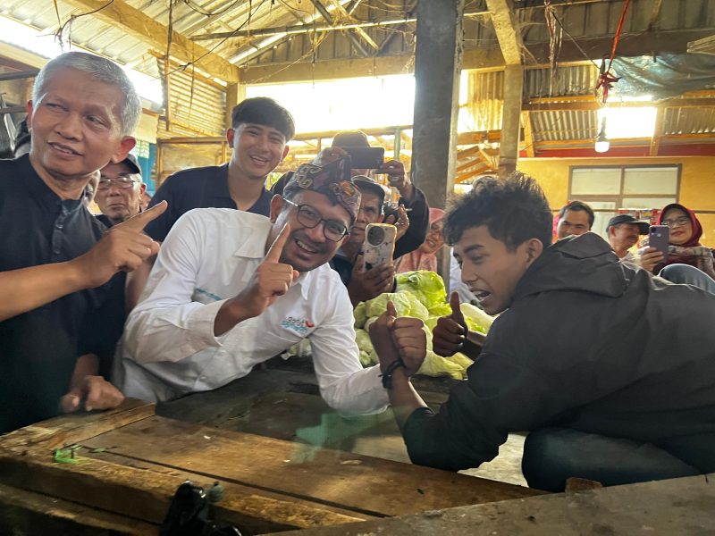 Calon Bupati Garut nomor urut 1, dr.Helmi Budiman, adu panco dengan salah seorang pedagang di Pasar Andir, Kecamatan Bayongbong, Kabupaten Garut, Senin (7/10/2024)(Foto: Istimewa)