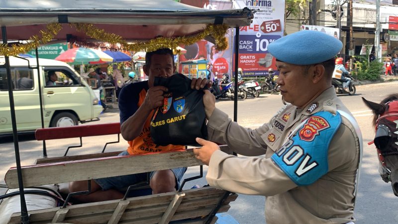 Si Propam Polres Garut menggelar Bakti Sosial (Baksos) dengan memberikan bantuan sembako ke para tukang delman, pedagang asongan dan PKL di wilayah Kecamatan Tarogong Kaler, Kabupaten Garut, Kamis (10/10/2024)(Foto: Istimewa)