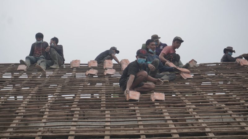 Masyarakat Desa Barusari bersama pemerintah setempat mulai melakukan pembongkaran terhadap SDN 3 Barusari, Kecamatan Pasirwangi, Kabupaten Garut, Jumat (11/10/2024)(Foto: Istimewa)