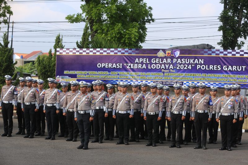 Polres Garut melaksanakan apel gelar pasukan Operasi Zebra Lodaya Tahun 2024, bertempat di halaman Mapolres Garut, Jalan Sudirman, Kecamatan Karangpawitan, Kabupaten Garut, Senin (14/10/2024)(Foto: Istimewa)