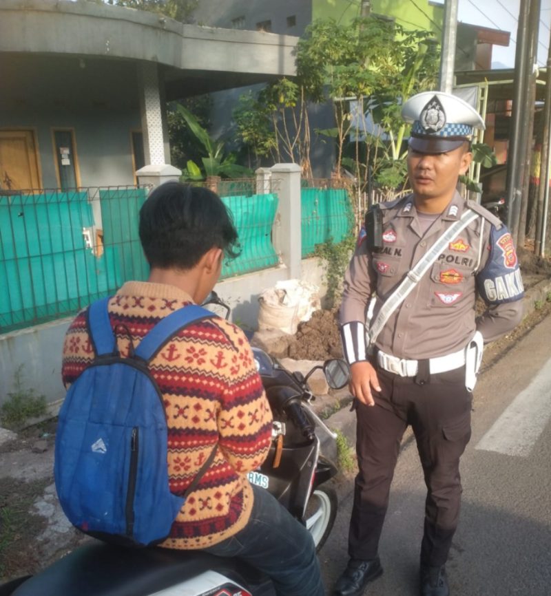 Petugas Satlantas Polres Garut melakukan teguran kepada pengendara sepeda motor yang melanggar, Selasa (15/10/2024)(Foto: Istimewa)  
