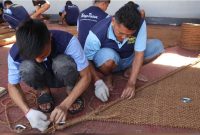 
Proses produksi coir side oleh warga binaan di Lapas Kelas IIA Garut untuk di ekspor ke Prancis.(Foto: andre/dara)

