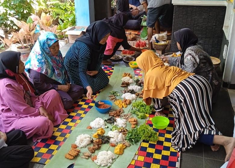 Koalisi Rakyat Garut menggelar kegiatan 'Botram Jumat Berkah' dalam rangka memperkuat dukungan bagi paslon Bupati dan Wakil Bupati Garut Helmi Budiman dan Yudi lasminingrat, Jumat (18/10/2024)(Foto: Istimewa)