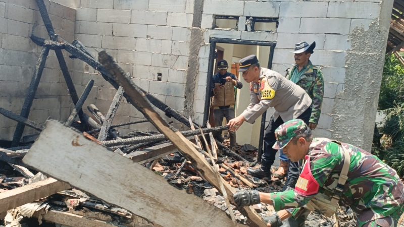 Kapolsek Pakenjeng Polres Garut, Iptu Muslih Hidayat, bersama Forkopimcam memberikan bantuan kepada korban kebakaran di Kampung Bojongkoneng, Desa Depok, Kecamatan Pakenjeng, Kabupaten Garut, Jumat (18/10/2024)(Foto: Ist)
