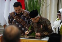 
Wakil Presiden K.H. Ma’ruf Amin mencanangkan rencana pengembangan sarana prasarana di Taman Wisata Alam (TWA) Talaga Bodas, Kabupaten Garut di Istana Wapres, Jakarta, Jumat (18/10/2024). (Foto:ist)
