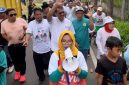 Calon Bupati Garut nomor urut 2, Helmi Budiman, saat mengunjungi Pasar Tumpah Kampung Karangsari, Desa Cimaragas, Kecamatan Pangatikan, Kabupaten Garut, Minggu (20/10/2024)(Foto: Istimewa)