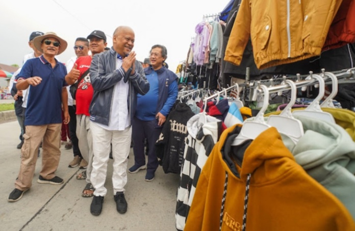 Cawagub Jawa Barat nomor urut 3, Ilham Habibie, menyapa warga dan pedagang saat berolahraga di
di Car Free Day (CFD) Jalan Ibrahin Aji, Kecamatan Tarogong Kidul, Kabupaten Garut pada Minggu (20/10/2024)(Foto: Istimewa)