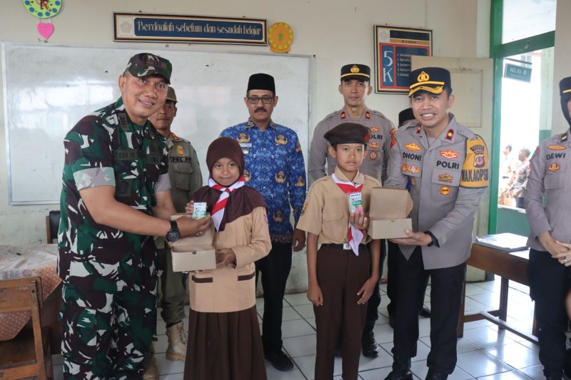 Polres dan Kodim 0611/Garut melaksanakan uji coba makan Siang Bergizi di MI Ibtidaiyah Al-Hikmah, Kecamatan Tarogong Kaler, Kaupaten Garut, Senin (28/10/2024)(Foto: Istimewa)