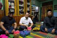 Calon Bupati Garut ,dr Helmi Budiman, menginap di rumah warga saat mengunjungi Kampung Adat Dukuh,  Desa Ciroyom, Kecamatan Cikelet, Kabupaten Garut, Rabu (30/10/2024)(Foto: Istimewa)  