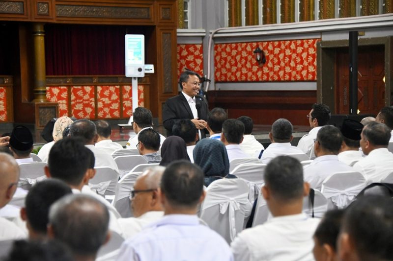 
Sekda Jabar Herman Suryatman memberikan pengarahan kepada Camat di Gedung Bale Asri Pusdai, Kota Bandung, Rabu (9/10/2024).(Foto: biro adpim jabar)
