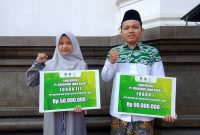 
Dua santri berprestadi menerima kadeudeuh dari Pemprov Jabar saat peringatan Hari Santri Nasional di Gedung Sate Bandung, Selasa (21/10/2024).(Foto: biro dokpim jabar)
