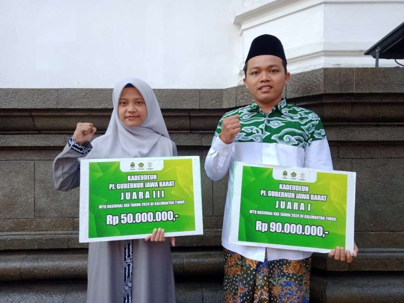 
Dua santri berprestadi menerima kadeudeuh dari Pemprov Jabar saat peringatan Hari Santri Nasional di Gedung Sate Bandung, Selasa (21/10/2024).(Foto: biro dokpim jabar)
