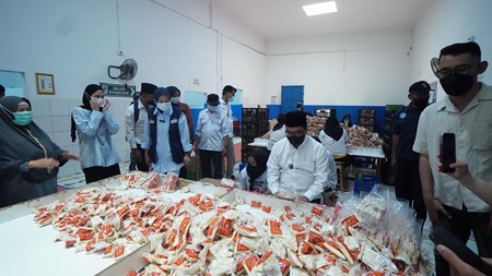 
Pasangan calon Bupati dan Wakil Bupati Garut, Abdusy Syakur Amin dan Putri Karlina, mengunjung pabrik bumbu di Kecamatan Karangpawitan, Kabupaten Garut, Senin (14/10/2024).(Foto: andre/dara)
