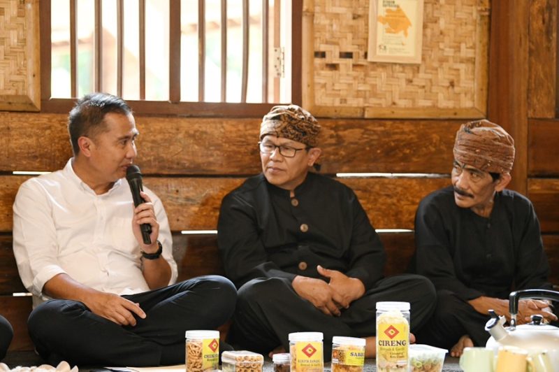 
Pj Gubernur Jawa Barat Bey Machmudin kunjungan kerja ke Kampung Budaya Cireundeu, di Kampung Cireundeu, Leuwigajah, Kota Cimahi, Rabu (23/10/2024). (Foto: Biro Adpim Jabar)
