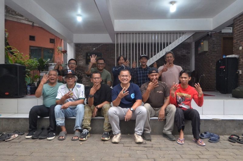 
Calon Wali Kota Bandung nomor urut 4, Arfi Rafnialdi bersilaturahmi ke Balai RK di Kecamatan Bojongloa Kaler, Kota Bandung, 18-19 Oktober 2024. (Foto: deram/dara)