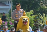 
Kapolres Subang AKBP Ariek Indra Sentanu naik Sisingaan
di Alun -Alun Subang Sabtu (26/10/2024).(Foto: yudi/dara)