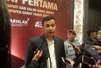 
Ketua KPU Kabupaten Garut, Dian Hasanudin memberikan keterangan Pers usai debat pertama pasangan calon Bupati dan Wakil Bupati Garut di Ballroom Hotel Santika, Jalan Cipanas Baru, Kecamatan Tarogong Kaler, Kabupaten Garut Rabu malam (23/10/2024). (Foto: andre/dara)
