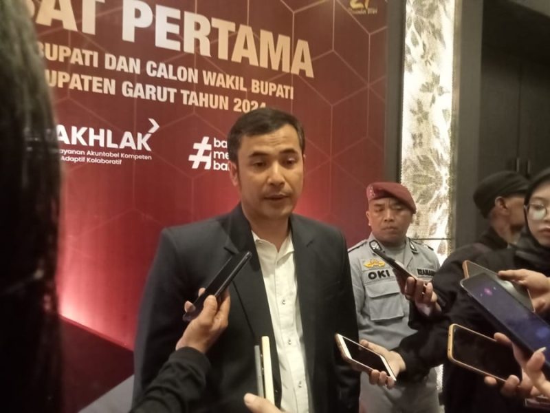 
Ketua KPU Kabupaten Garut, Dian Hasanudin memberikan keterangan Pers usai debat pertama pasangan calon Bupati dan Wakil Bupati Garut di Ballroom Hotel Santika, Jalan Cipanas Baru, Kecamatan Tarogong Kaler, Kabupaten Garut Rabu malam (23/10/2024). (Foto: andre/dara)
