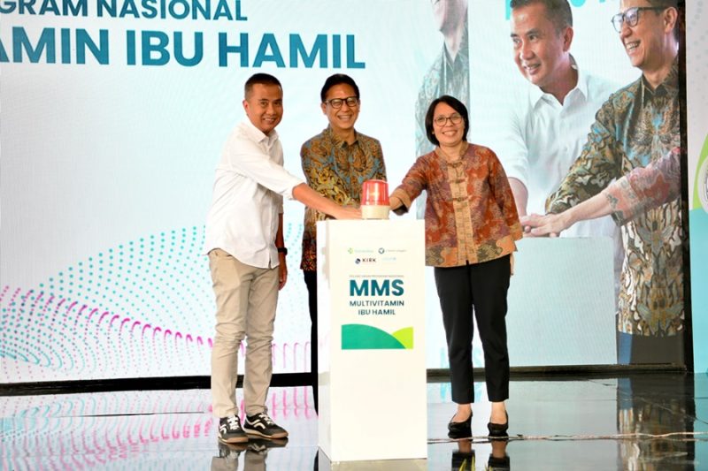 

Menteri Kesehatan, Budi Gunadi Sadikin dan Pj Gubernur Jabar Bey Machmudin menekan tombol peluncuran Program Nasional MMS Multivitamin Ibu Hamil di UPT Puskesmas Cempaka Arum, Kota Bandung, Kamis (17/10/2024).(Foto: Biro Adpim Jabar)

