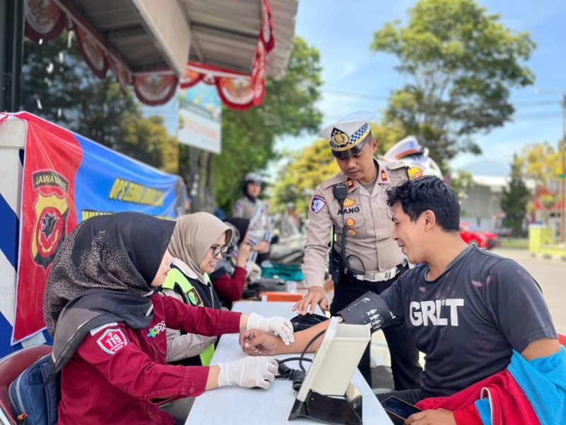 
Petugas memeriksa kesehatan  pengendara yang melita di Jalan Kawasan Simpang Lima, Kecamatan Tarogong Kidul, Kabupaten Garut, Rabu (16/10/2024).(Foto: andre/dara) 
