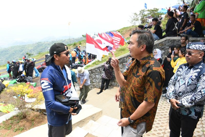 
Pj Gubernur Jawa Barat Bey Machmudin neninjau pelaksanaan West Java Paragliding Championship 2024 di kawasan wisata Batu Dua, Kabupaten Sumedang, Rabu (2/10/2024).(Foto: Biro Adpim Jabar)
