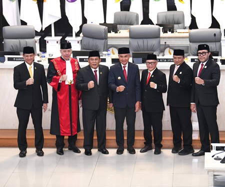 

Pj. Gubernur Jawa Barat Bey Machmudin berfoto Bersama Pimpinan DPRD Jabar masa jabatan 2024-2029 di Ruang Rapat Paripurna DPRD Jabar, Kota Bandung, Rabu (9/10/2024). (Foto: diskomnfo)
