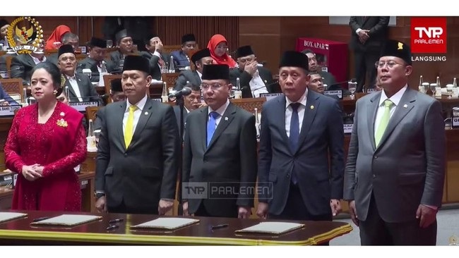 
Dewan Perwakilan Rakyat (DPR) RI periode 2024-2029 resmi menetapkan lima orang yang menjadi pimpinan. Ketua DPP PDIP Puan Maharani kembali menjabat sebagai ketua. (Foto: Tangkapan layar youtube DPR RI)
