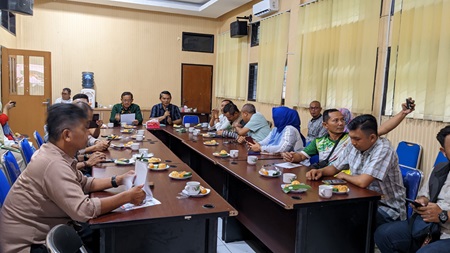 
Kepala Dinas Lingkungan Hidup Kabupaten Bandung, Asep Kusumah memimpin Rapat Teknis terkait TPAS Sarimukti Overluad, Bersama seluruh camat. (Foto: maji/dara)
