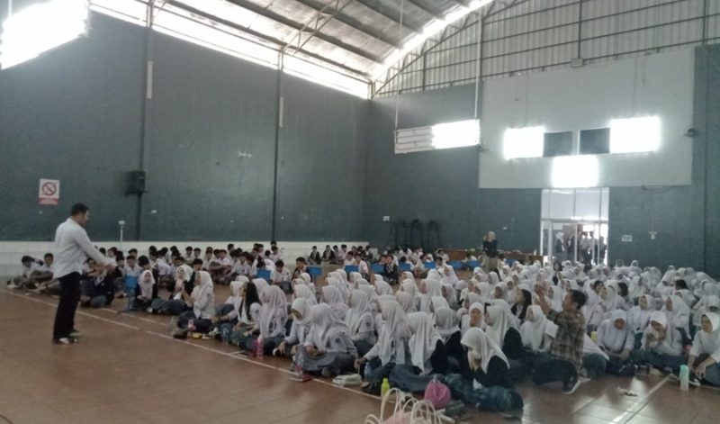 
Ratusan siswa-siswi SMAN 1 Garut antusias mengikuti Seminar Pendidikan Politik dengan menghadirkan nara sumber dari KPU Garut, di Aula Gedung SMAN 1 Garut, Rabu (16/10/2024).(Foto: andre/dara)

