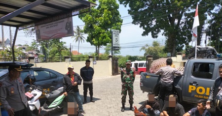 
Polisi mengamankan lima orang pelaku terduga judi sabung ayam dan sejumlah barang bukti ke Mapolsek Karangpawitan, Polres Garut, Jumat (18/10/2024).(Foto: andre/dara)
