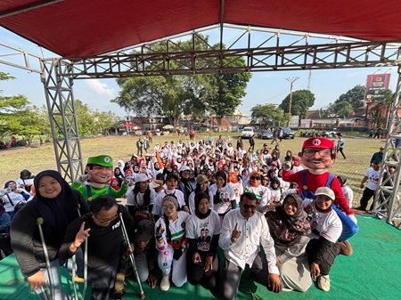 
Calon Bupati Garut dr.Helmi Budiman berfoto bersama emak-emak usai kegiatan senam pagi di Alun-alun Cibatu, Kecamatan Cibatu, Kabupaten Garut, Sabtu (19/10/2024). (Foto: andre/dara)

