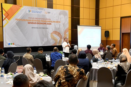 
Sekda Jabar Herman Suryatman memberikan keynote speech pada Focus Group Discussion (FGD) Strategi Pengumpulan Data Sensus Ekonomi 2026 di Prime Park Hotel, Kota Bandung, Selasa (8/10/2024).(Foto: Biro Adpim Jabar)
