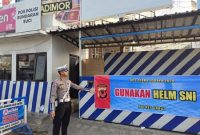 
Salantas Polres memasang puluhan spanduk yang berisi tentang sosialisasi kegiatan dan sasaran Operasi Zebra Lodaya 2024 kepada masyarakat, Sabtu (19/10/2024).(Foto: andre/dara)
