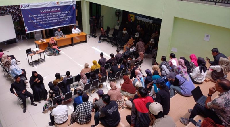 
Sosialisasi Peraturan Daerah Nomor 4 Tahun 2024 tentang Pelaksanaan Penghormatan, Pelindungan, dan Pemenuhan Hak Penyandang Disabilitas, di Gedung Pusat Layanan Usaha Terpadu (PLUT) Usaha Mikro, Kecil dan Menengah (UMKM) Soreang, Kabupaten  Bandung, Senin (30/9/2024).(Foto: diskomnfo)