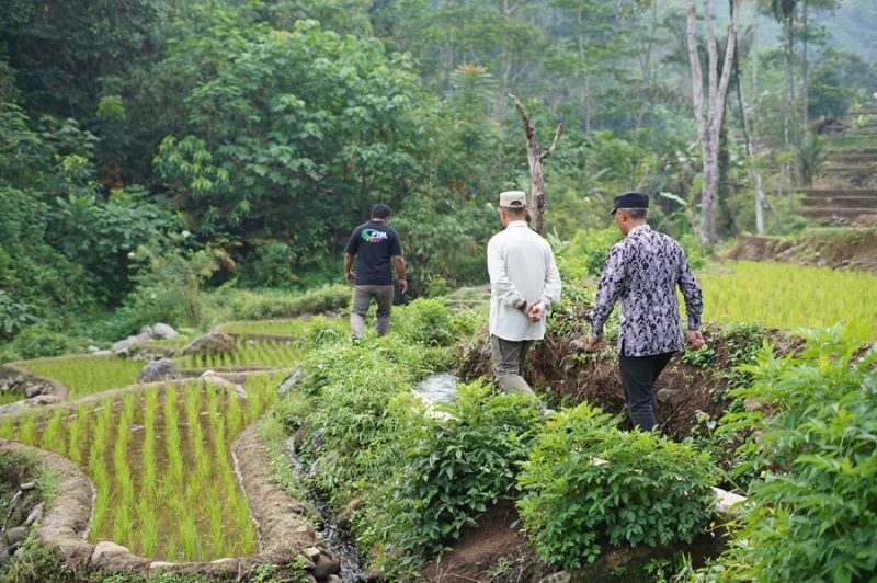  Penjabat Bupati Subang, Imran mengunjungi sumber air alami
di Desa Buniara, Kecamatan Tanjungsiang, Kamis (24/10/2024).(Foto: yudi/dara)
