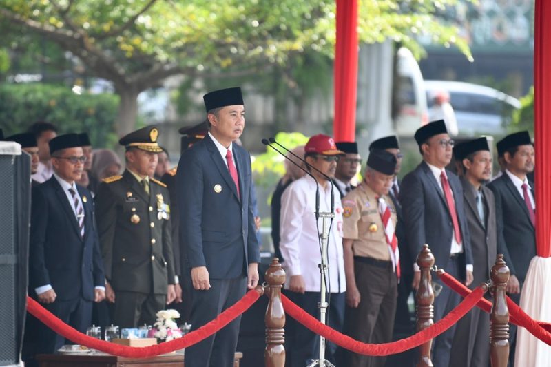 
Pj Gubernur Jawa Barat Bey Machmudin memimpin upacara peringatan Hari Kesaktian Pancasila Tahun 2024 di Lapangan Gasibu, Kota Bandung, Selasa (1/10/2024).(Foto: Biro Adpim Jabar)

